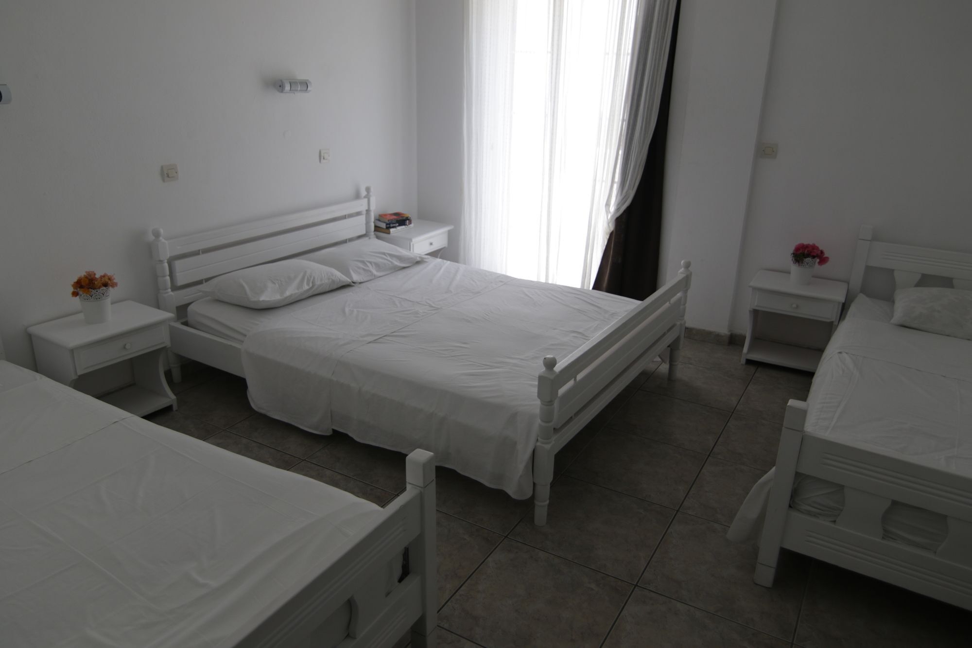 Armadoros Hotel / Ios Backpackers Bagian luar foto
