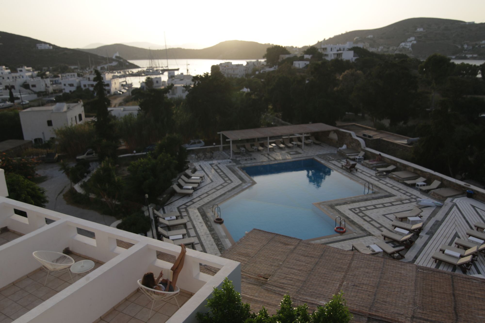 Armadoros Hotel / Ios Backpackers Bagian luar foto